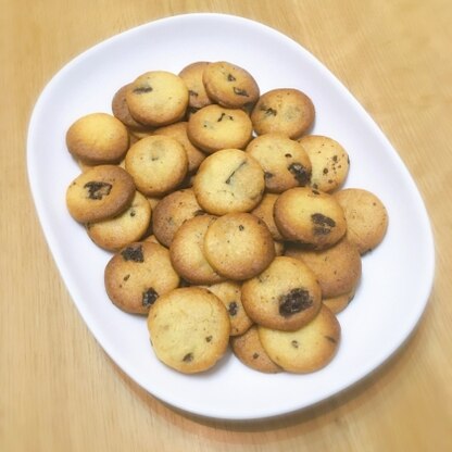 ジョンとポークさん、チョコチップクッキーをおやつに作りました♪子供と一緒に作って、食べて、とても楽しかったです♡素敵なレシピありがとうございました(*´◒`*)